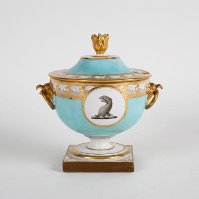 A Worcester crested dessert tureen