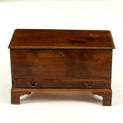 A 19th Century oak coffer bach  36da22