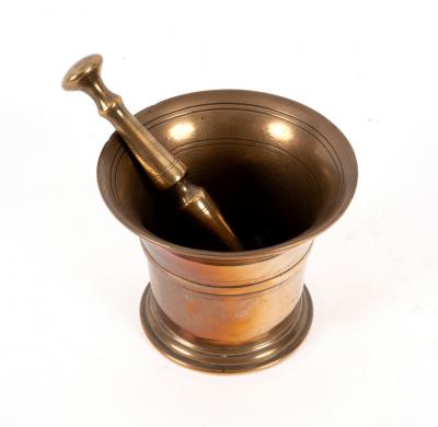 A brass pestle and mortar, 14.5cm high