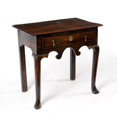 An 18th Century oak kneehole desk 36dbae