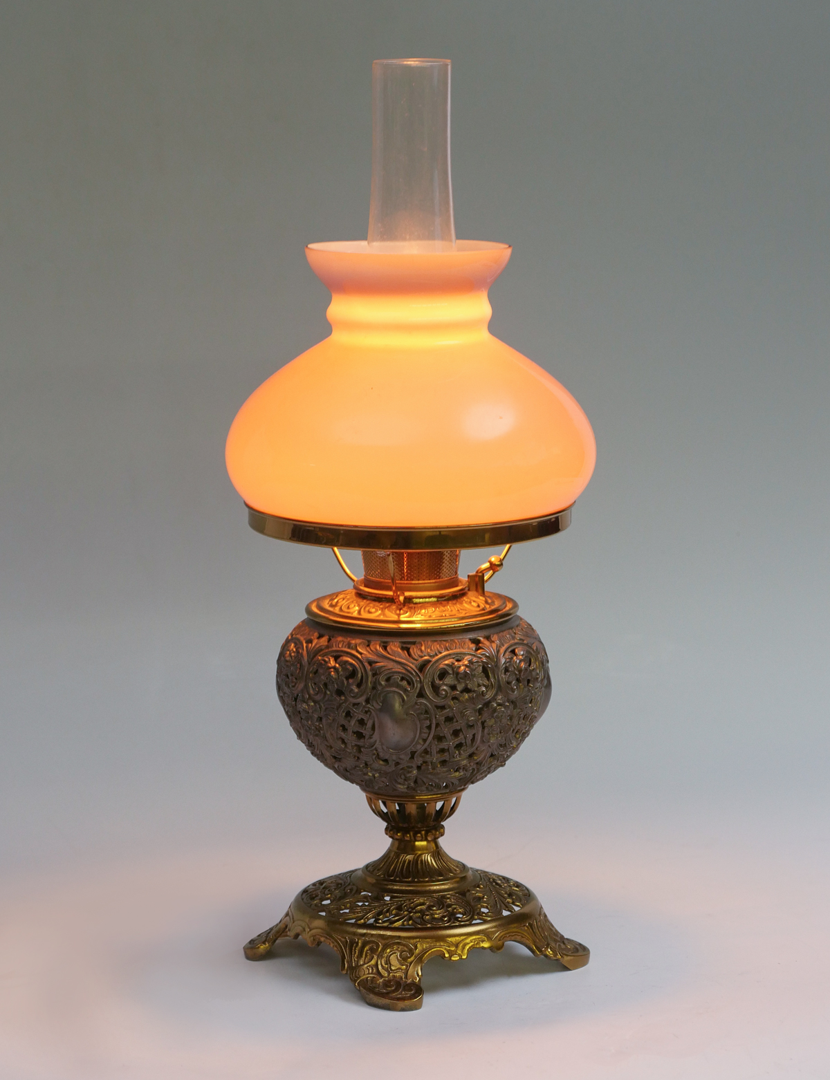 BRADLEY AND HUBBARD OIL LAMP EMBOSSED 36df00
