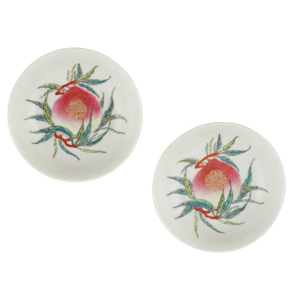 PAIR OF FAMILLE ROSE PEACH SAUCERS QING 36e02e