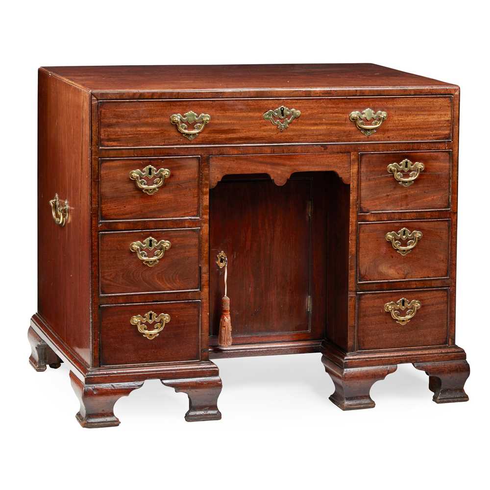 LATE GEORGE II MAHOGANY KNEEHOLE 36e0f1