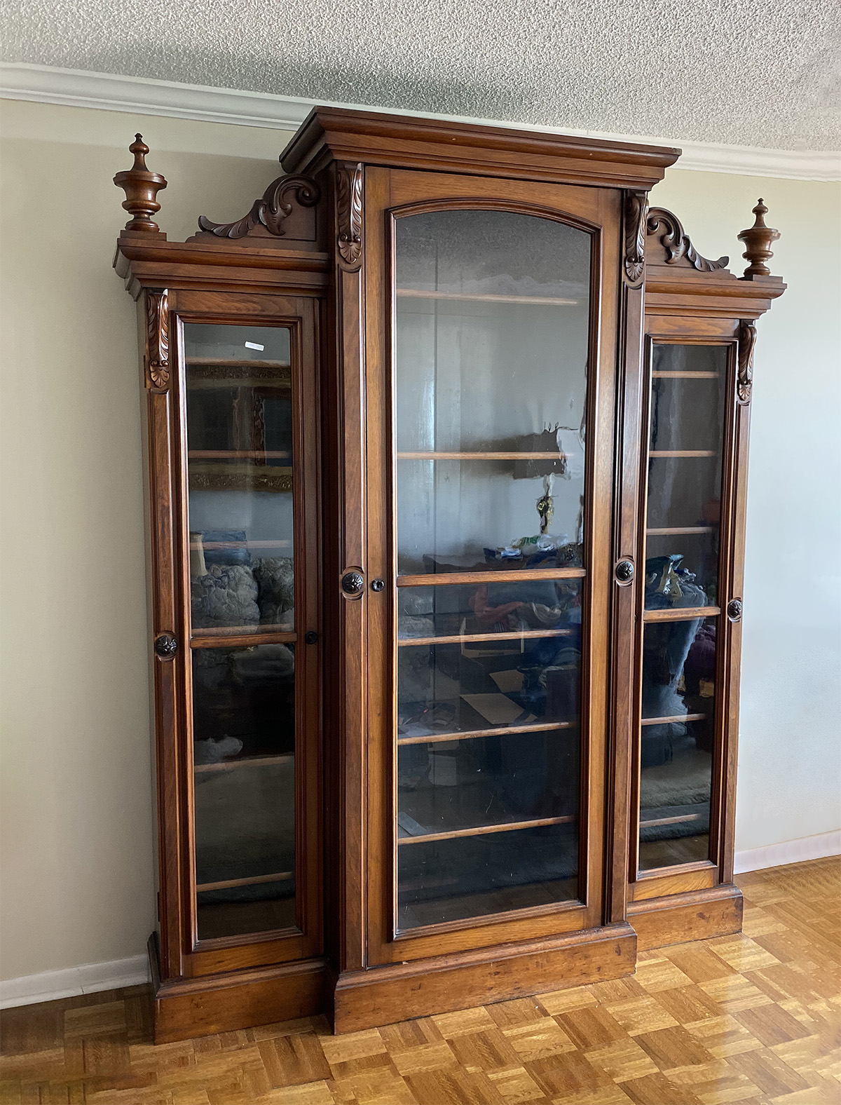 LARGE VICTORIAN WALNUT BOOKCASE DISPLAY  36e12c