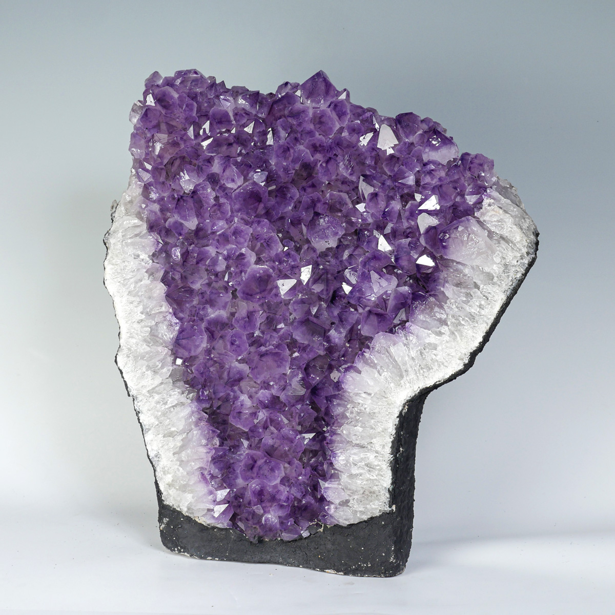 LARGE AMETHYST GEODE SPECIMEN: