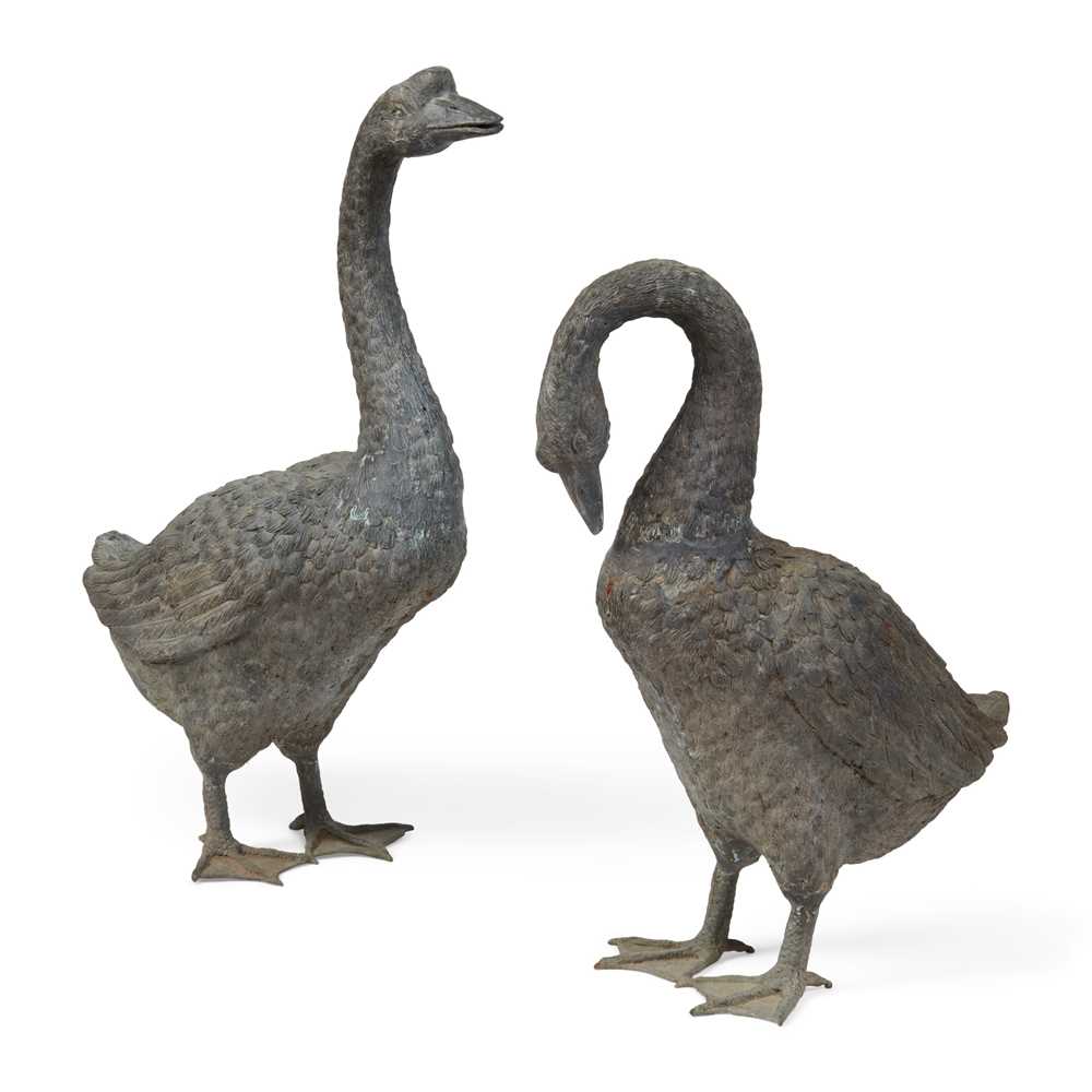 PAIR OF PATINATED BRONZE GEESE 20TH 36e60b