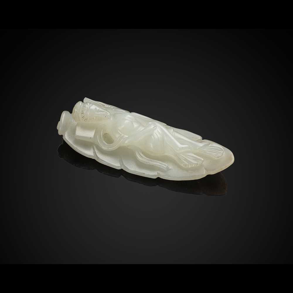 WHITE JADE CARVING OF A RECLINING 36e6b4