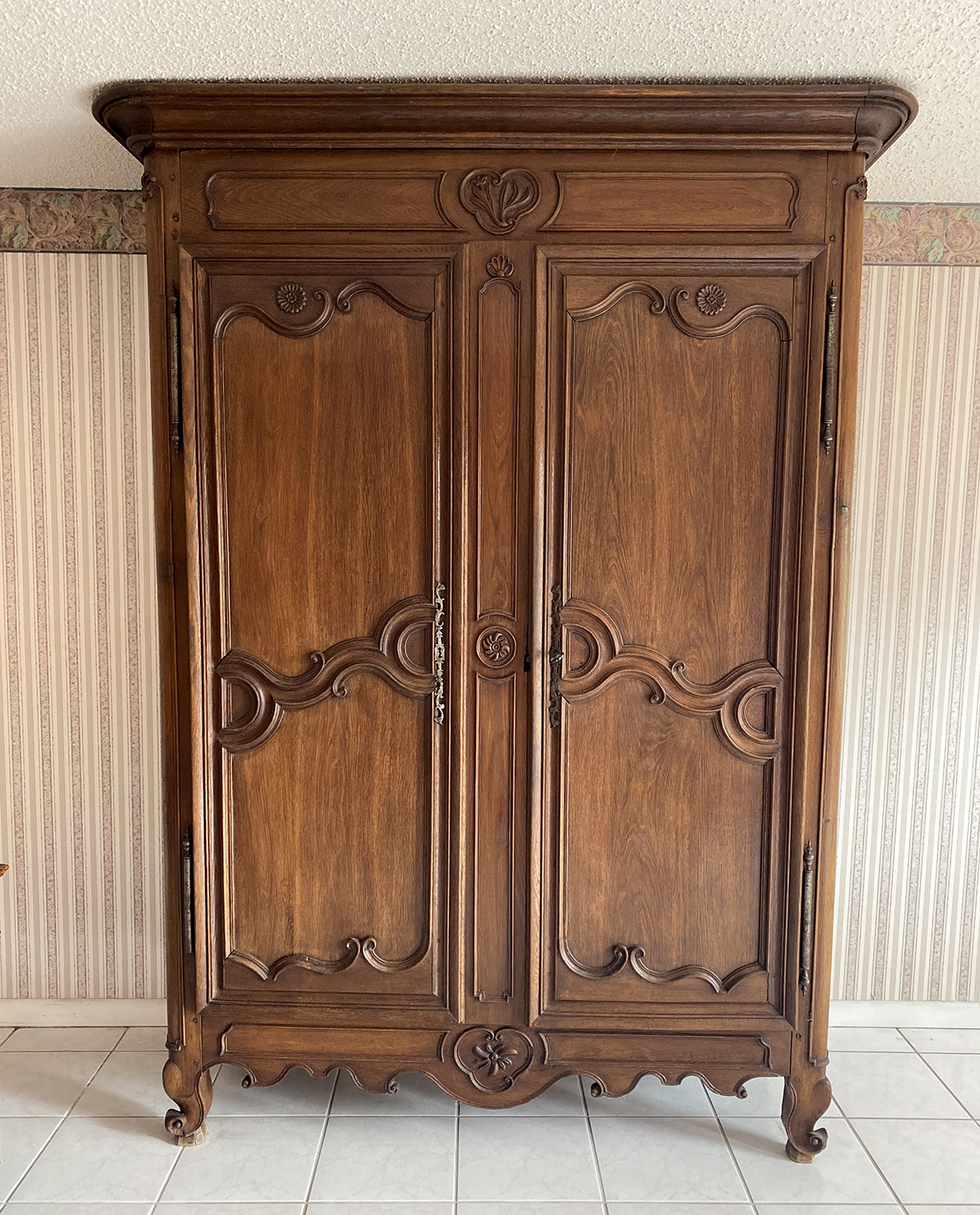 LARGE 18TH C CARVED FRENCH WALNUT 36e6d2