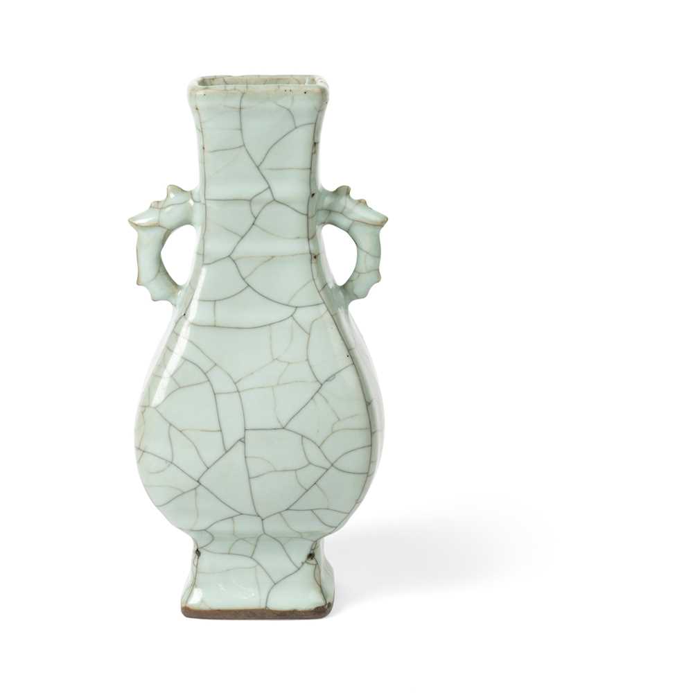 GUAN-TYPE CRACKLE-GLAZED 'HU' VASE
QING