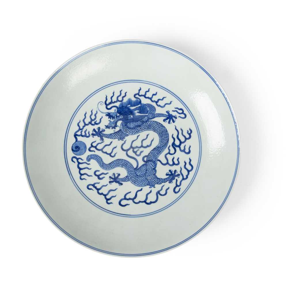 BLUE AND WHITE 'DRAGON' PLATE
QING