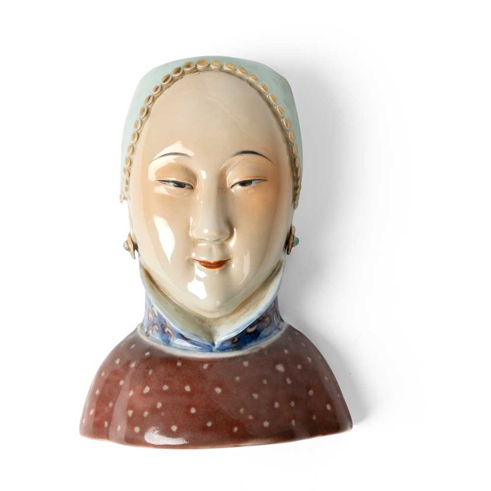 FAMILLE ROSE LADY WALL VASE QING 36e744