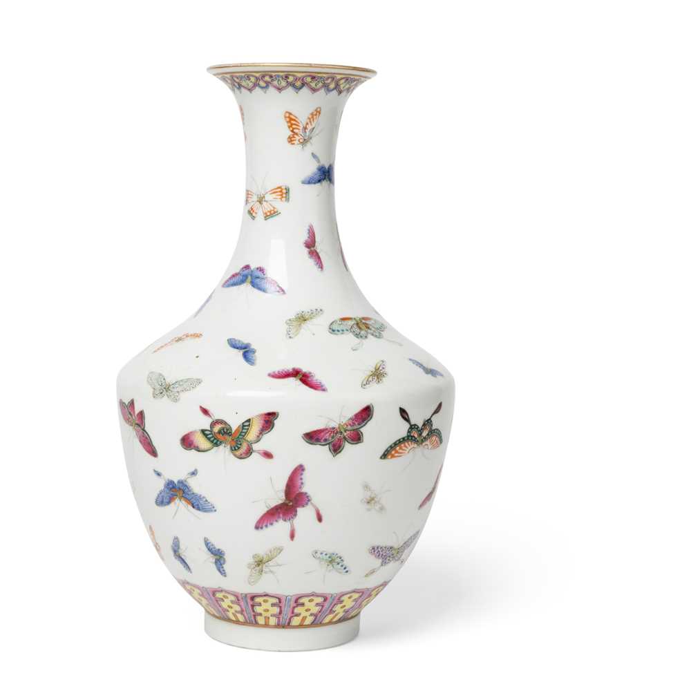 FAMILLE ROSE BUTTERFLIES VASE QING 36e747