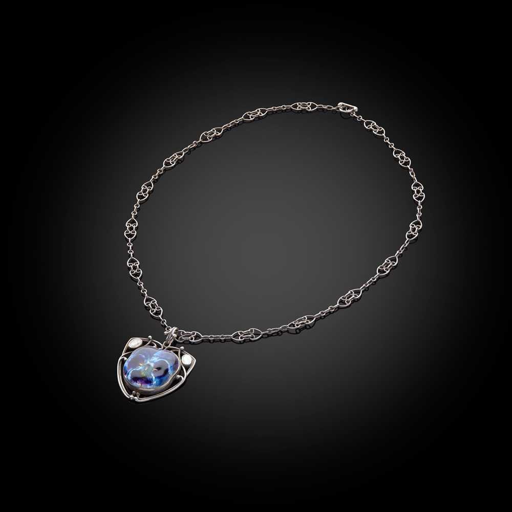 NEWLYN SCHOOL
PENDANT NECKLACE, CIRCA