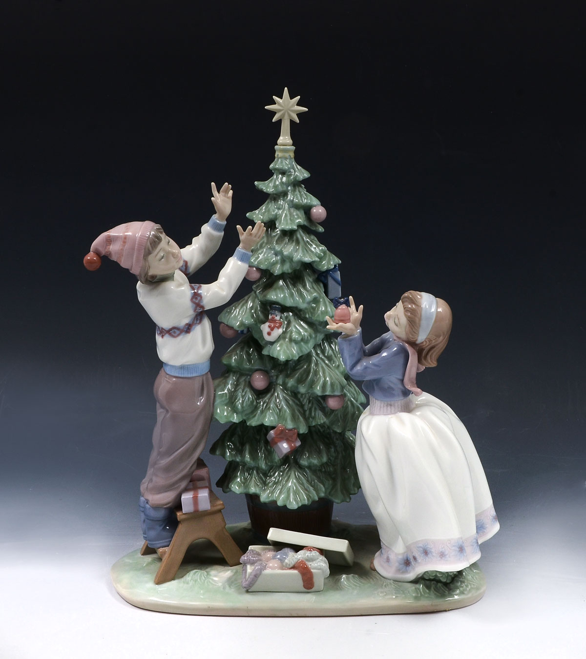 LLADRO TRIMMING THE TREE 5897  36e95f