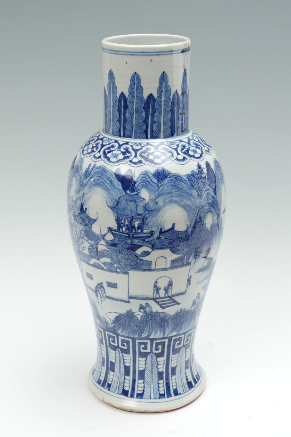 TALL CHINESE BLUE AND WHITE VASE  36e9ce