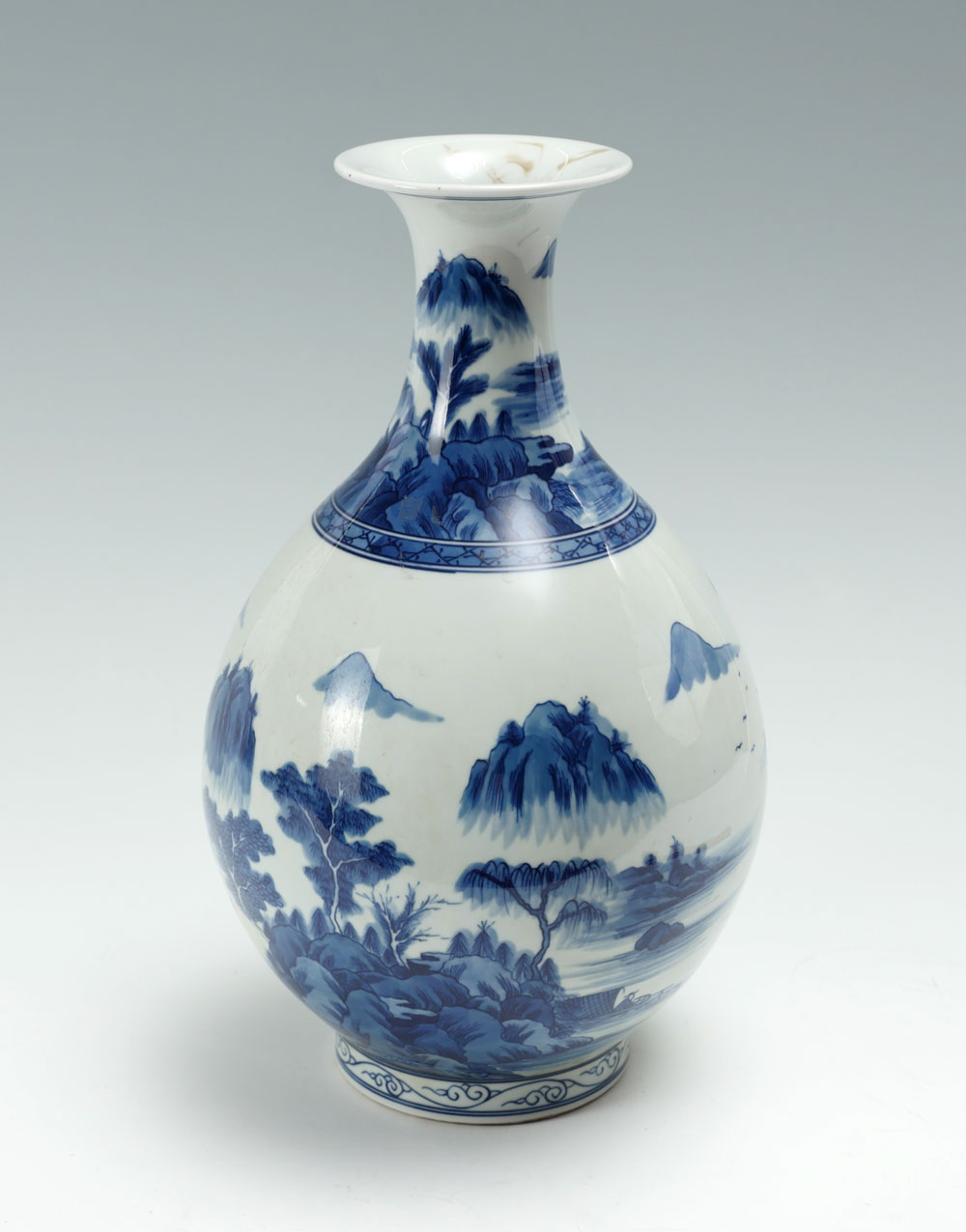 CHINESE BLUE AND WHITE VASE: Chinese