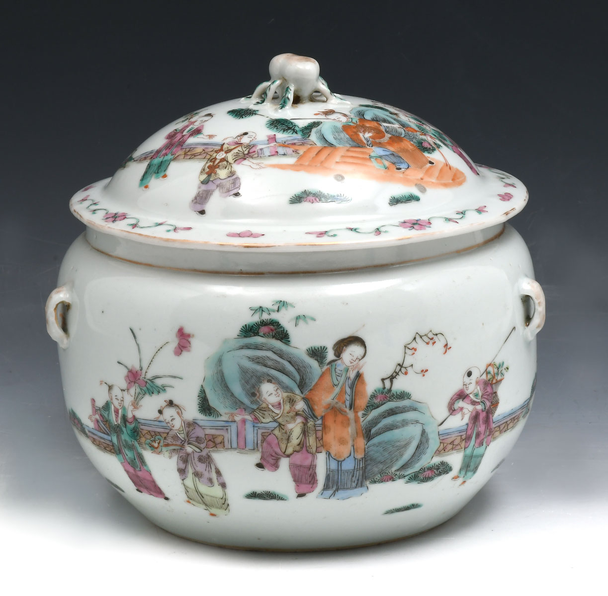 COVERED CHINESE FAMILLE ROSE JAR  36c793