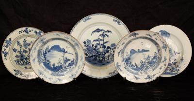 A Chinese blue and white plate, 28cm