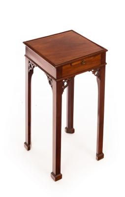 A Georgian style mahogany urn stand  36c835