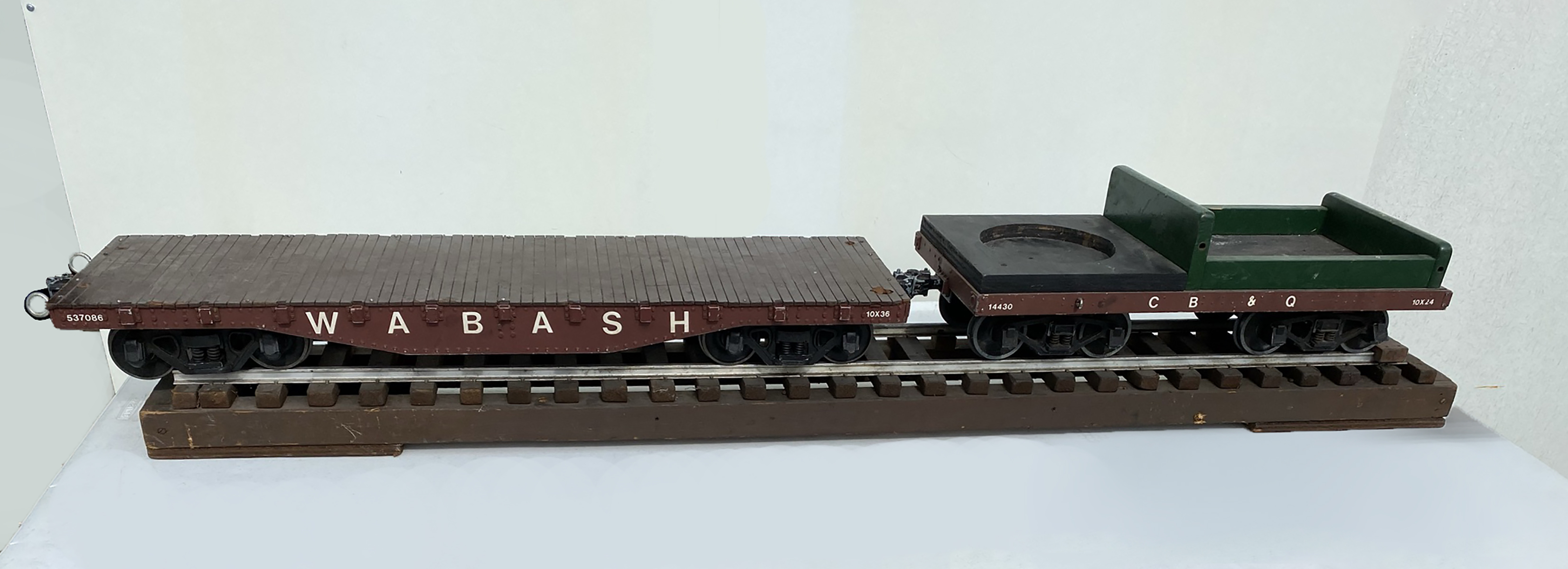 OLD SCALE MODEL RAILWAY CARS AND TRACK