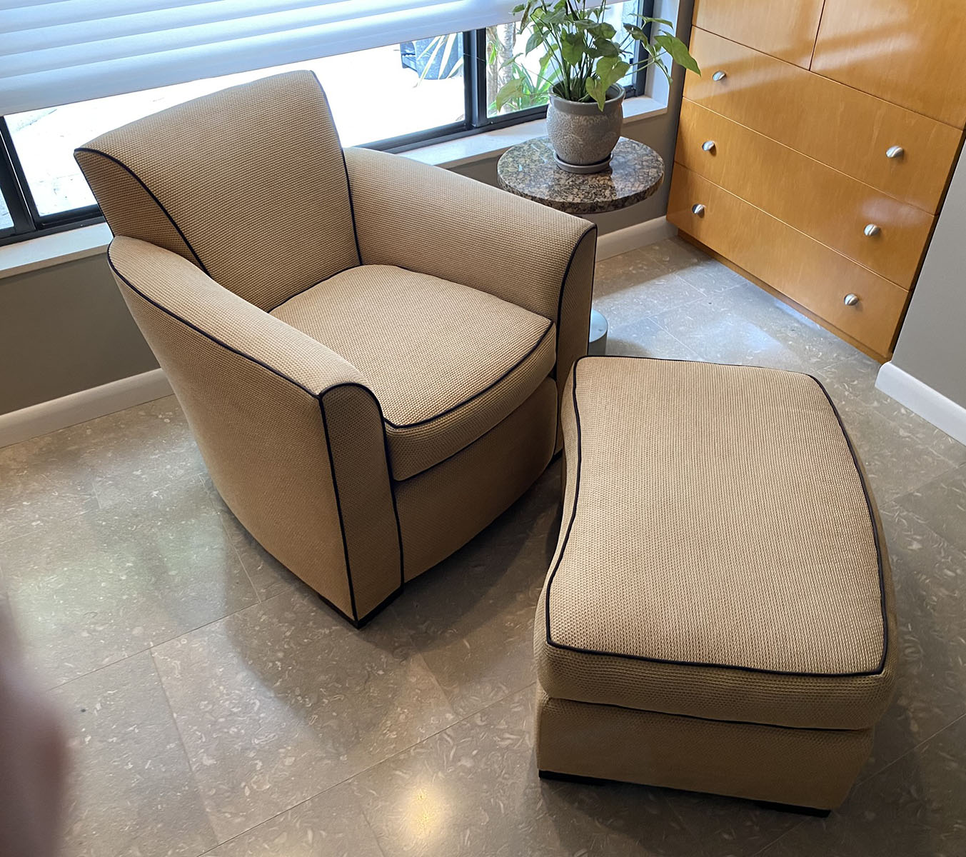 SUPER COMFY 2 PIECE DONGHIA CHAIR 36cc54