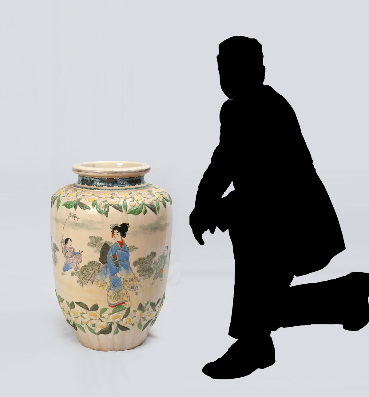 PALATIAL JAPANESE FIGURAL VASE: