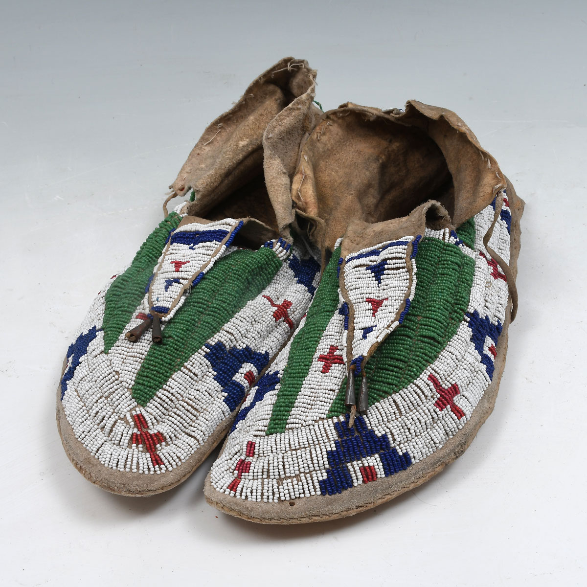 AMERICAN INDIAN SIOUX BEADED MOCCASINS: