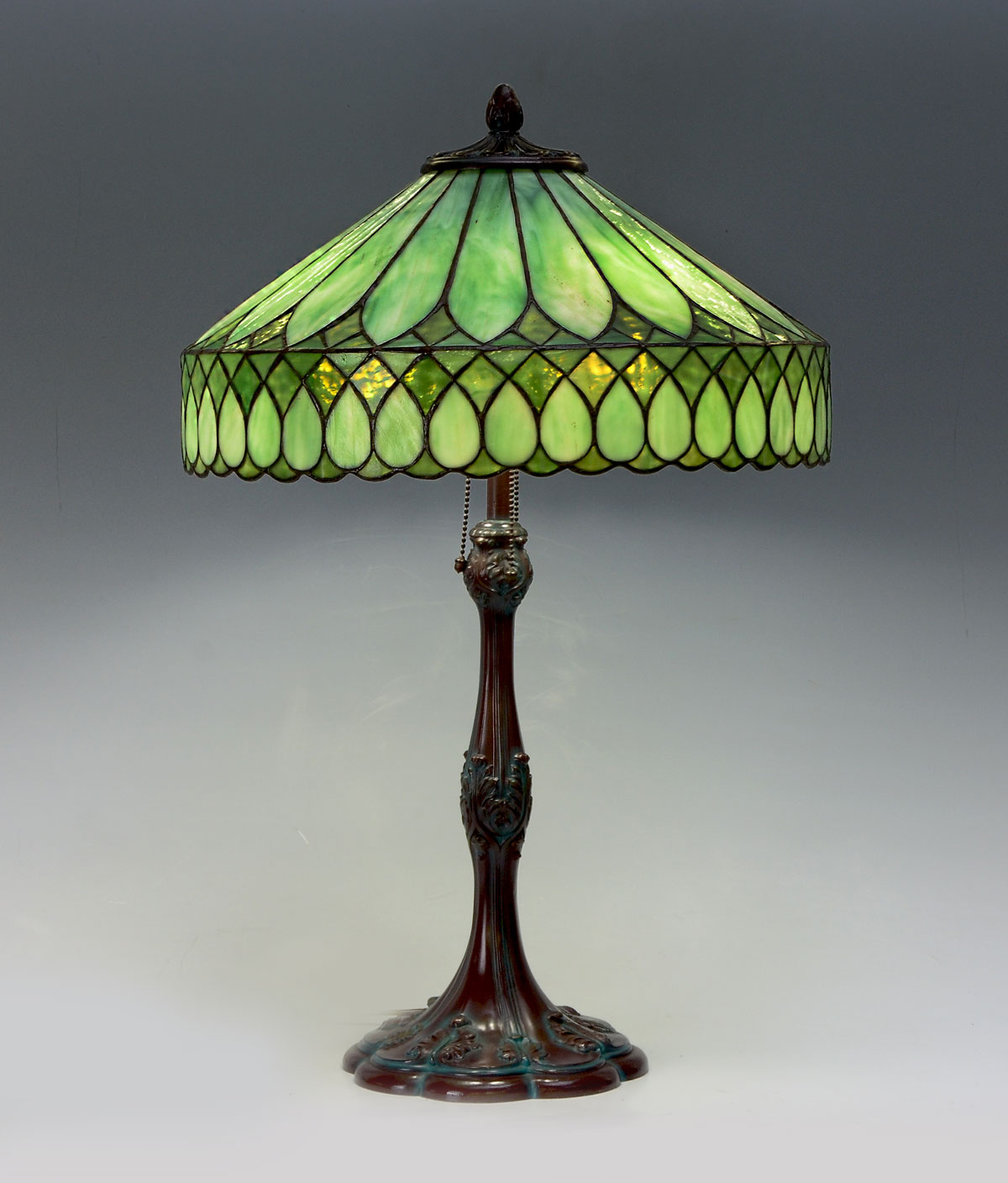 ART DECO STAINED GLASS TABLE LAMP: