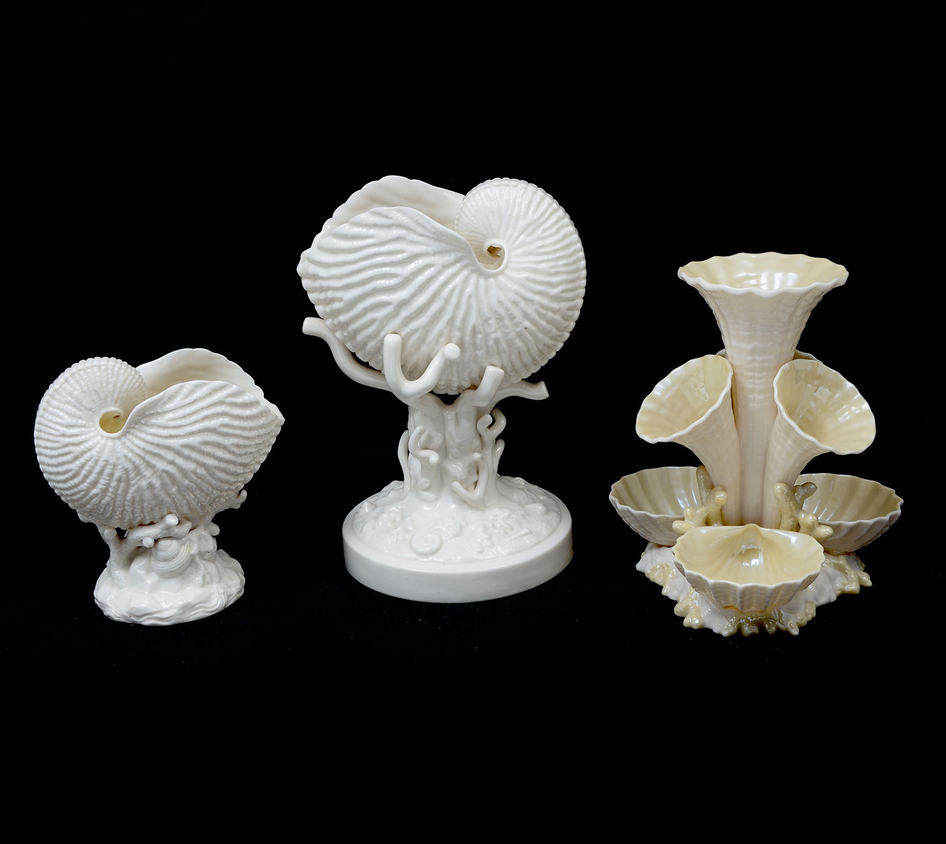 3 PIECE SHELL MOTIF BELLEEK: 1)