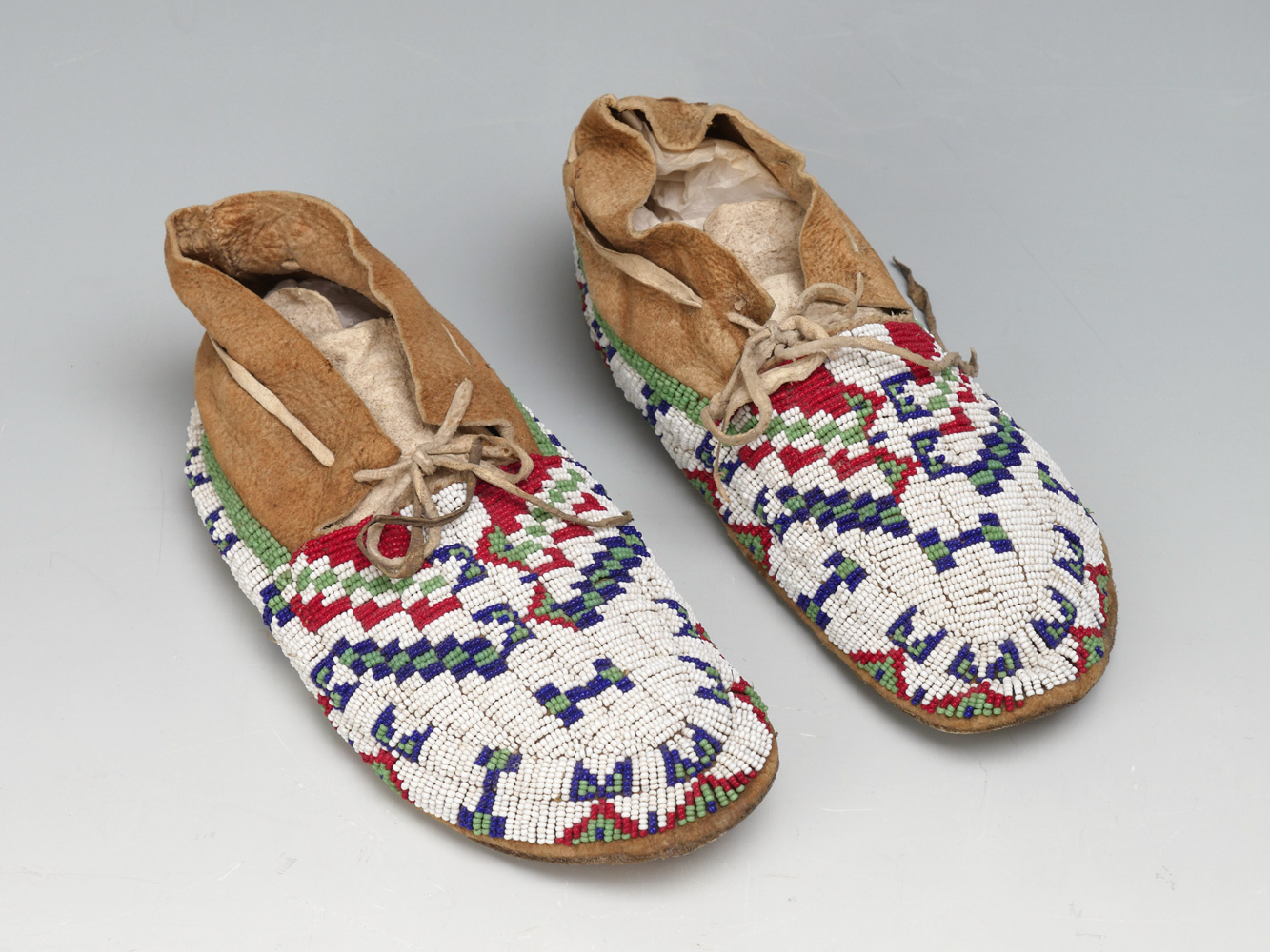 AMERICAN INDIAN SIOUX BEADED MOCCASINS  36d102