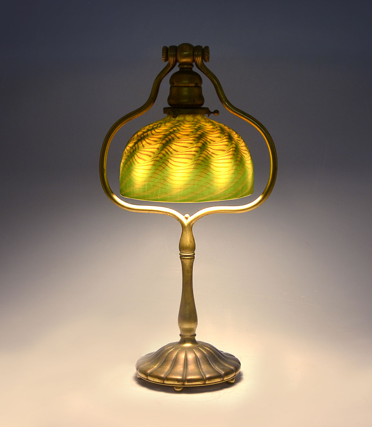 TIFFANY ART GLASS & BRONZE DESK LAMP: