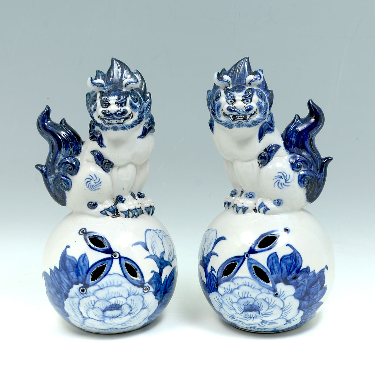 PAIR OF BLUE AND WHITE CHINESE