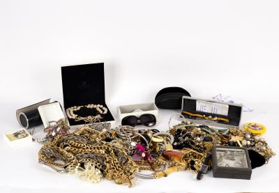 A quantity of costume jewellery