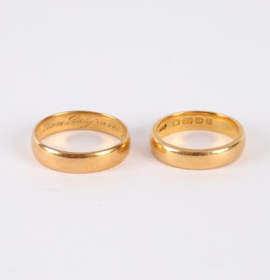 A 22ct gold wedding band, approximately