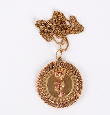 A 14k gold pendant centred by a