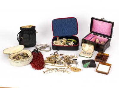 A quantity of costume jewellery 36d44f