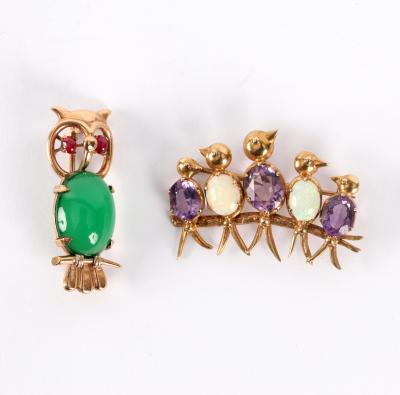 A gem set owl brooch in a 9ct gold setting