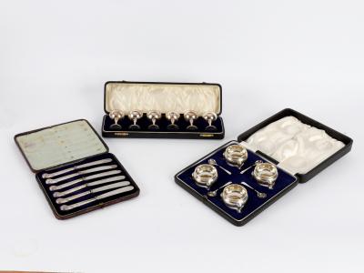 A set of four silver cauldron salts  36d490