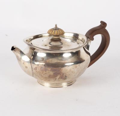 A George III circular silver teapot  36d4d3