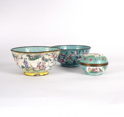 A Cantonese enamel bowl, depicting