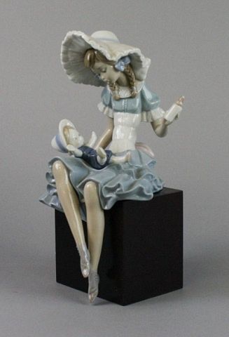 LLADRO FIGURINE FEEDING THE DOLLLladro 3702da