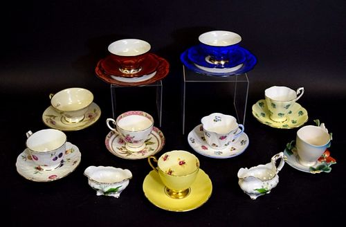 GROUPING OF CUPS, SAUCERS, SUGAR