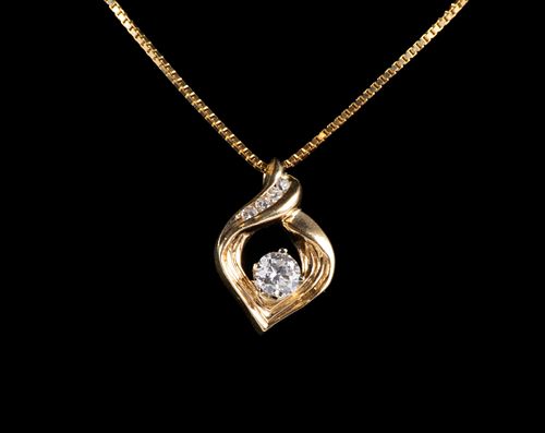 DIAMOND PENDANT NECKLACEDIAMOND