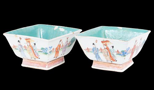 PAIR OF FAMILLE ROSE SQUARE BOWLSPAIR 3703d2