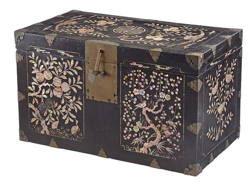 KOREAN CHEST WITH MOTHER OF PEARL 3711e4