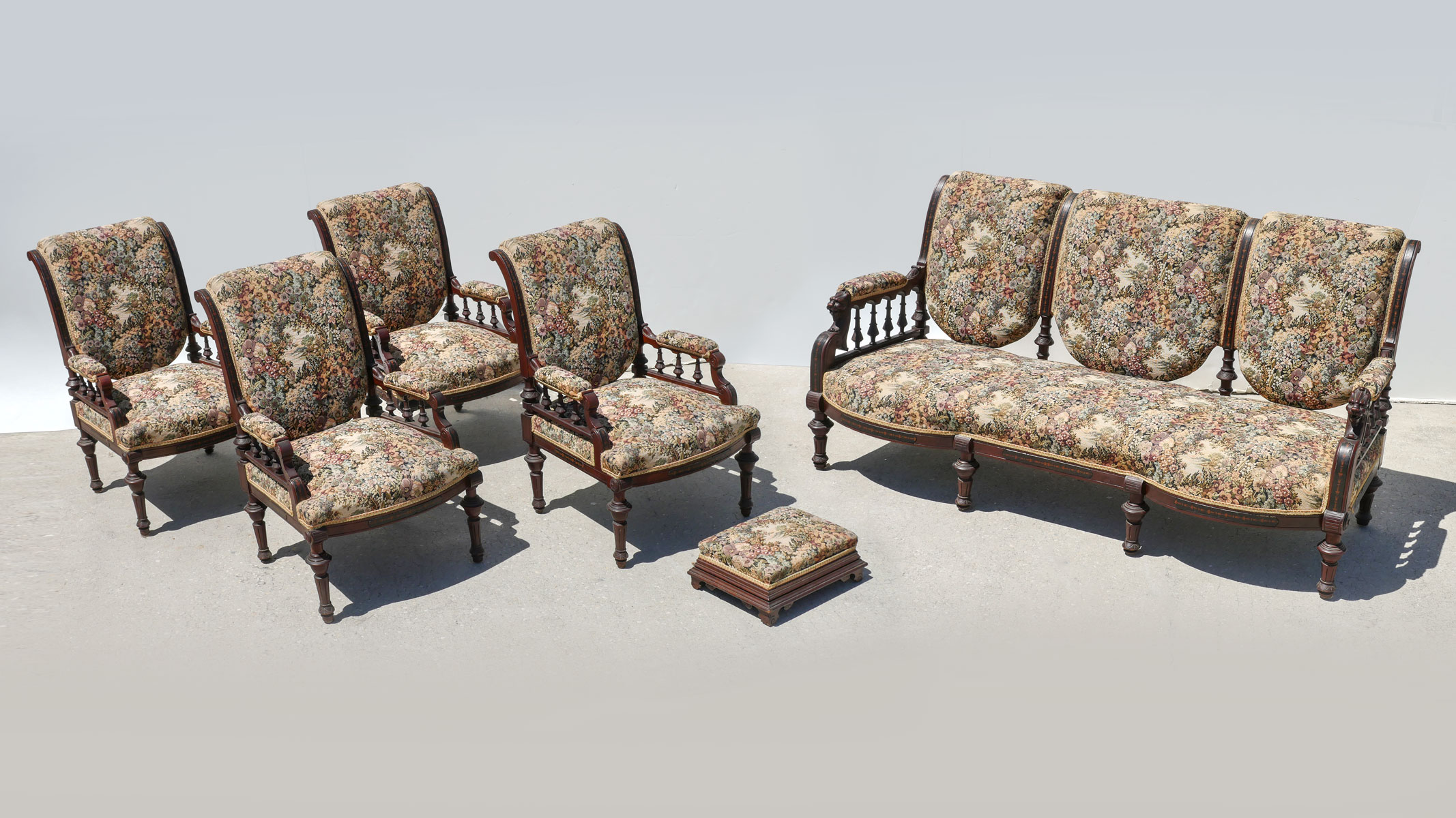 5 PIECE VICTORIAN PARLOR SET Comprising  36ef74