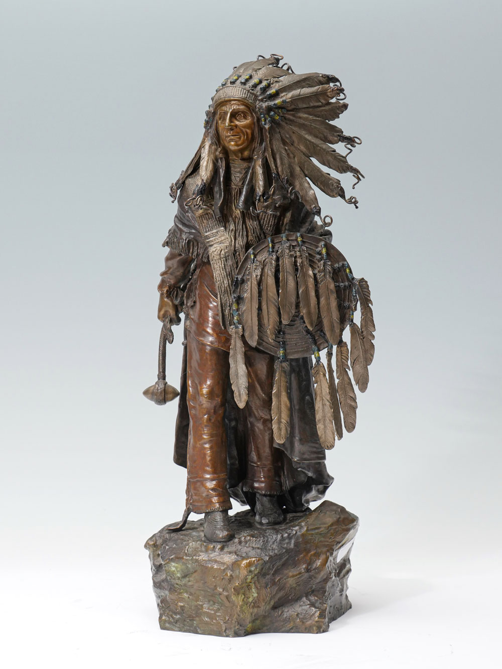 STANDING BRONZE INDIAN CHIEF CARRYING 36efc1