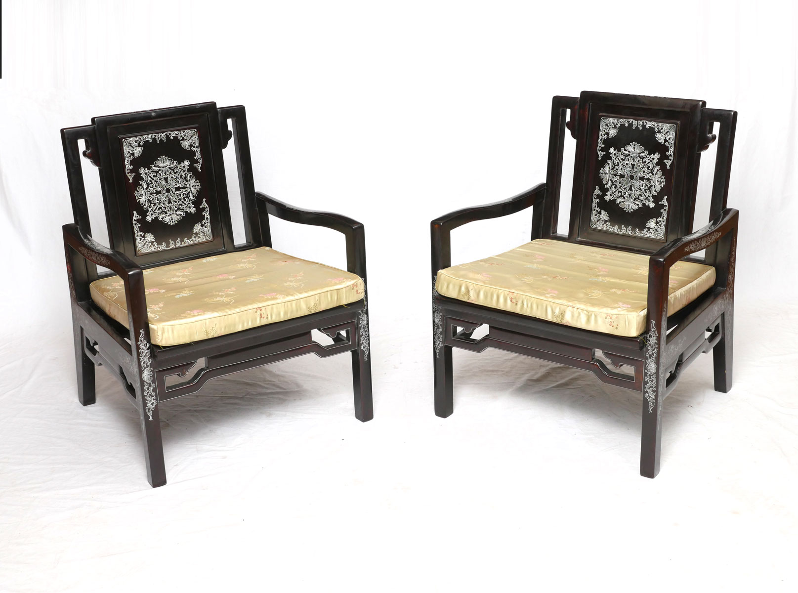 PAIR OF CHINESE LACQUERED ARMCHAIRS  36f000