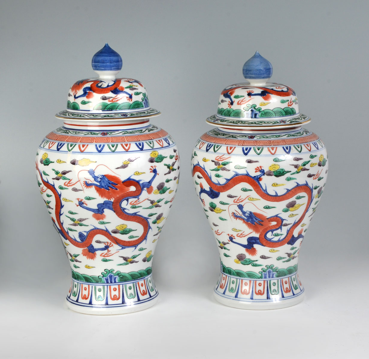 PAIR OF CHINESE DOUCAI LIDDED DRAGON