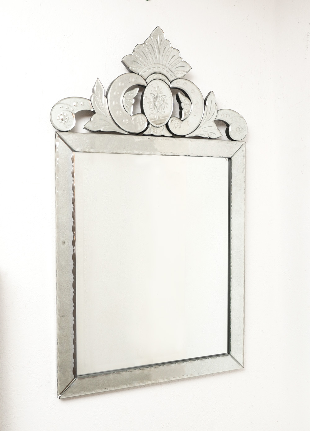 VENETIAN MIRROR: Venetian mirror
